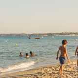 La spiaggia da cui si scorge il relitto della "Dimitrios", nave mercantile che nel 1978 affond� nel mare di Alimini, a nord di Otranto: uno scheletro di ferraglia che ancora oggi affiora dall'acqua a una decina di metri dalla riva